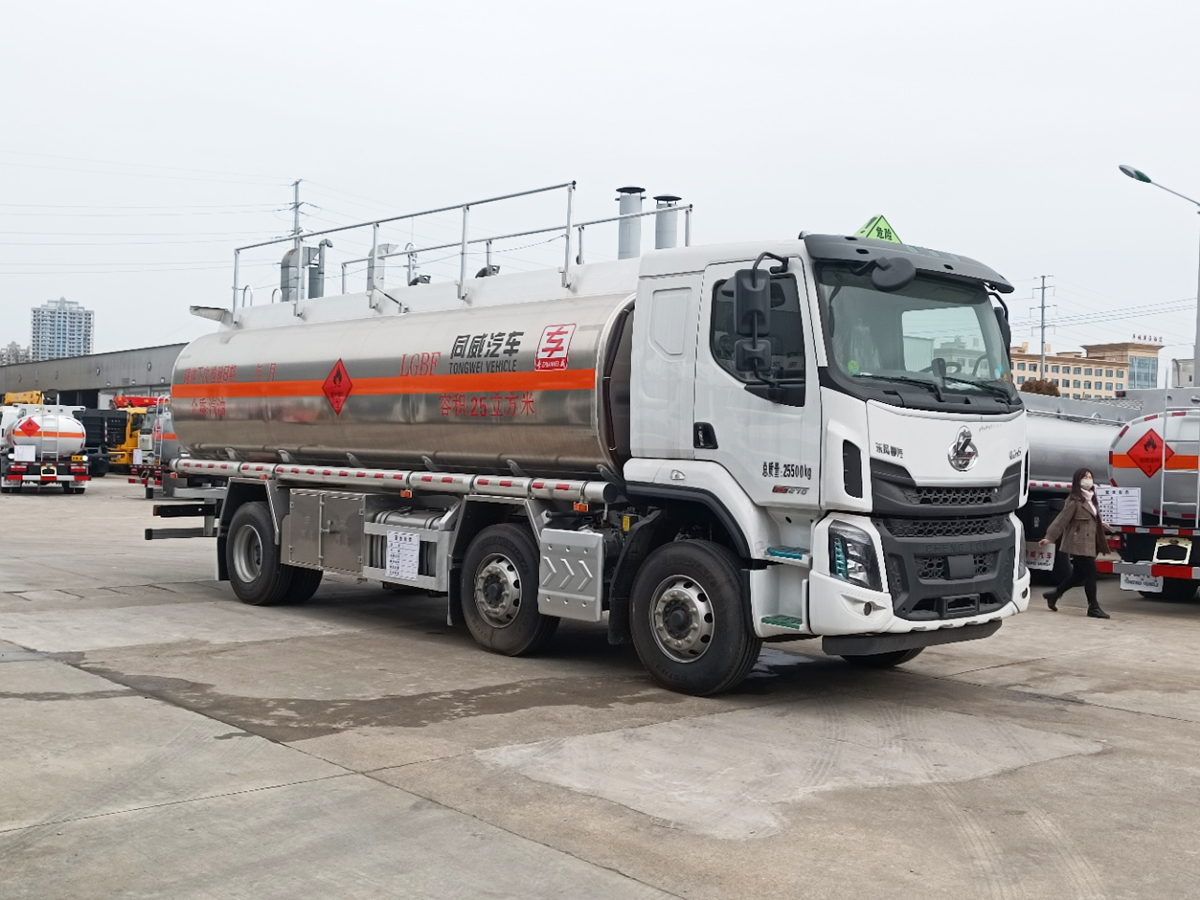 柳汽乘龙H5小三轴15吨铝合金油罐车