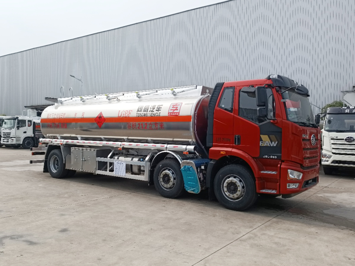 解放J6L小三轴15吨铝合金油罐车
