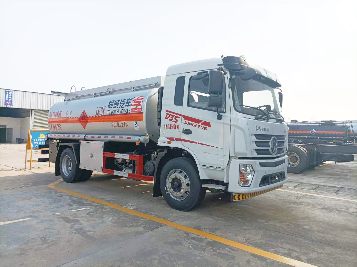 东风专底D3S 10吨油罐车