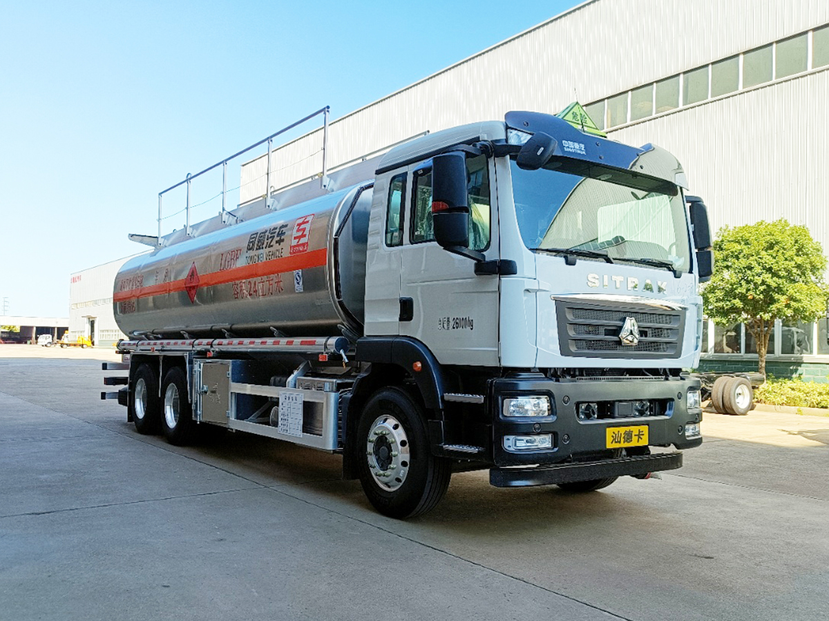 重汽汕德卡后八轮16吨铝合金油罐车