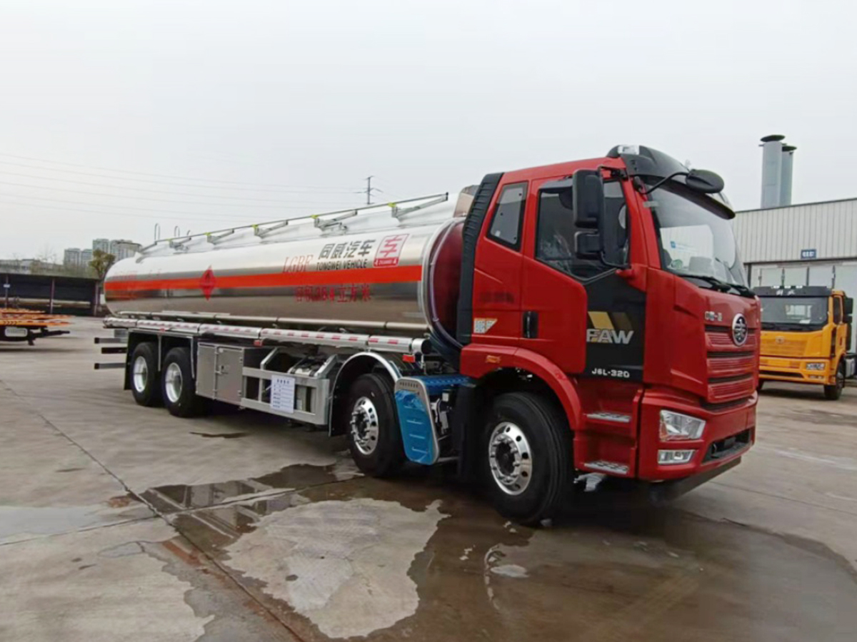 解放J6L前四后八20吨铝合金油罐车