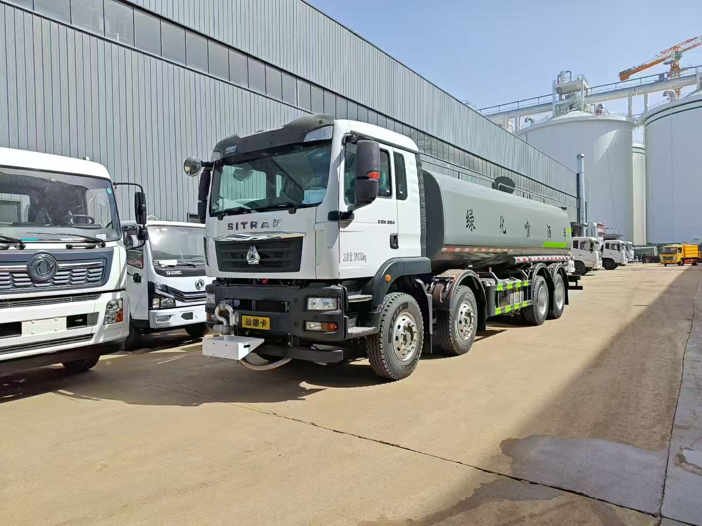 重汽汕德卡前四后八洒水车30立方